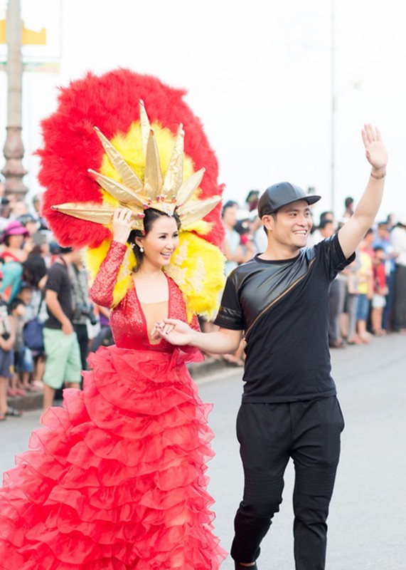 Pham Huong long lay tai Carnaval duong pho Quang Binh-Hinh-11